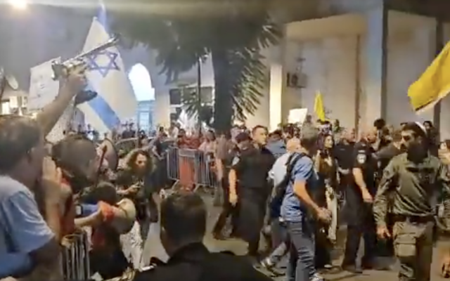 Protesters at a pre-Rosh Hashanah event for the Likud Party on September 13, 2025. (Screenshot/X used in accordance with Clause 27a of the Copyright Law)